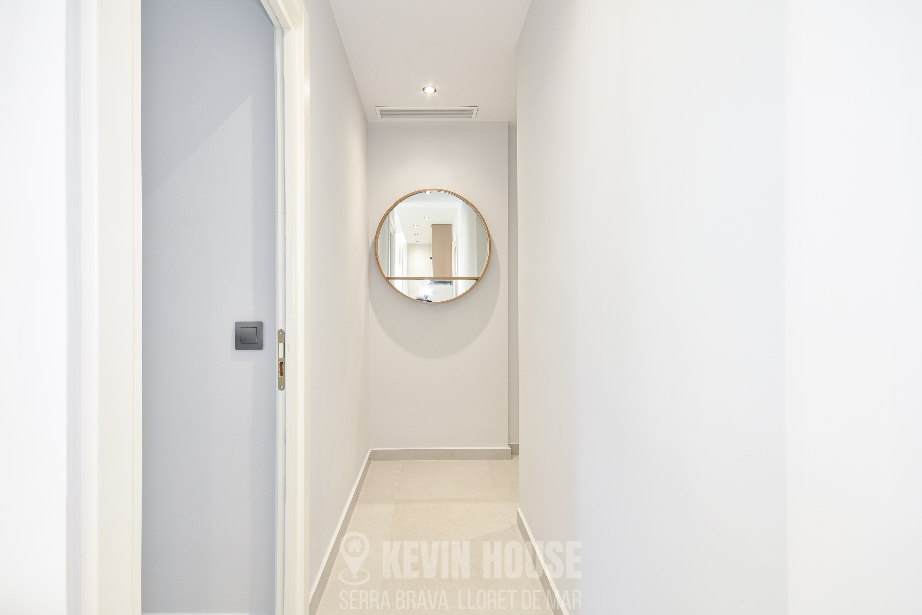 Hallway distributor to bedrooms and bathroom apartment b